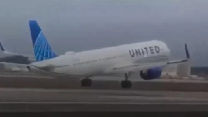 Видео: в США во время посадки у самолета отлетело колесо