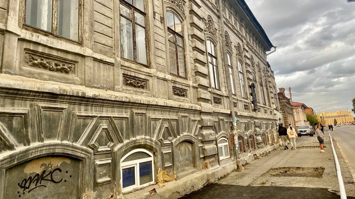 Разбитый тротуар и кривые столбы возле новой набережной вызвали гнев мэра Челябинска