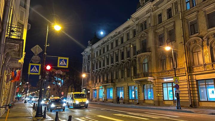 Два мигранта устроили разборки с домкратом у Московского вокзала в Петербурге, создав пробку