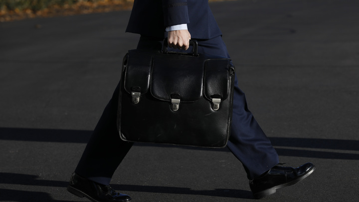 Предательство элит. Сатановский рассказал, кто помогает олигархам выводить деньги за рубеж