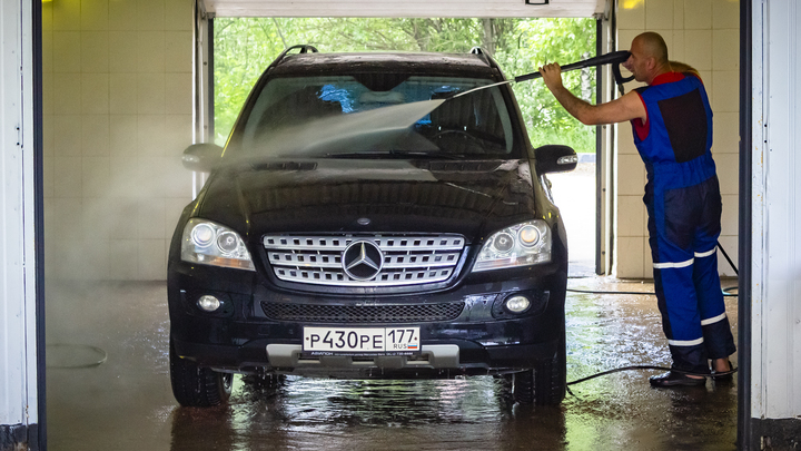 Работники челябинской автомойки угнали Mercedes-Benz клиентки и попали в ДТП