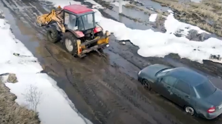 Даже скорая к нам не приезжает: жители села под Челябинском, отрезанного паводком, сняли видео для