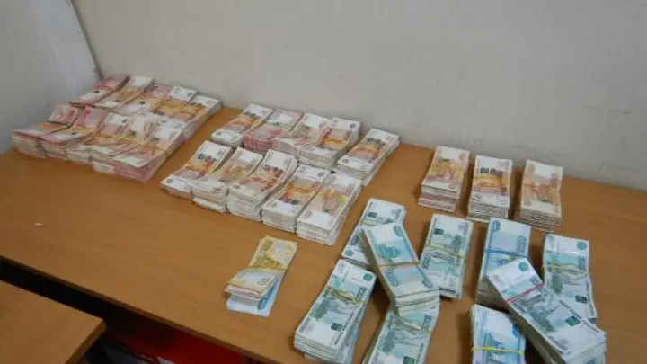 Вывозят деньги сумками: 25 млн рублей нашли таможенники в багаже мигранта