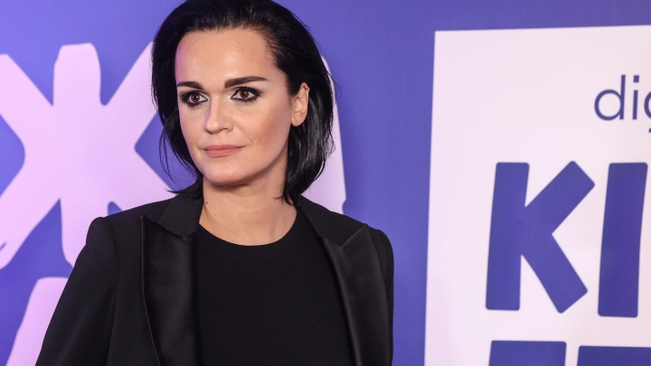 Любимая Лариса Долина: певица Слава набросилась на коллегу из-за проблем с продажей квартиры