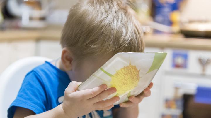 Только после 18: в России предложили запретить делать из детей вегетарианцев и сыроедов