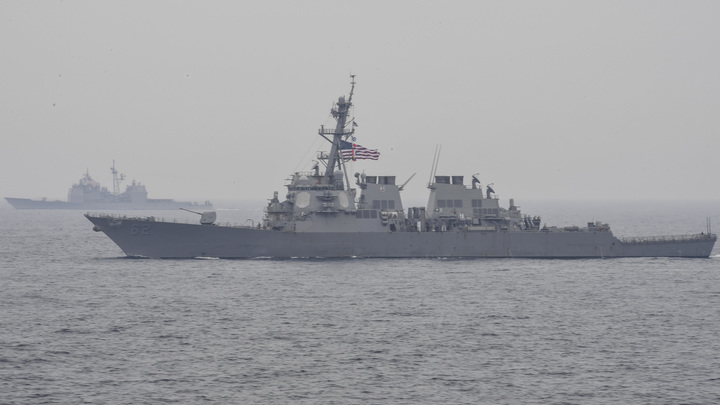 Эсминец США столкнулся с контейнеровозом, экипаж терпит бедствие