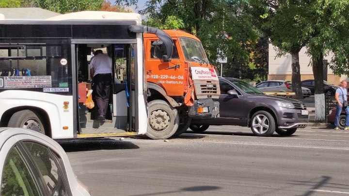 Пассажирский автобус в центре Ростова столкнулся с бетономешалкой 17 сентября