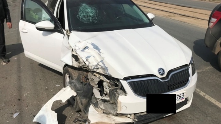 В Самаре водитель Skoda отвлёкся и влетел в грузовик: двое пострадали