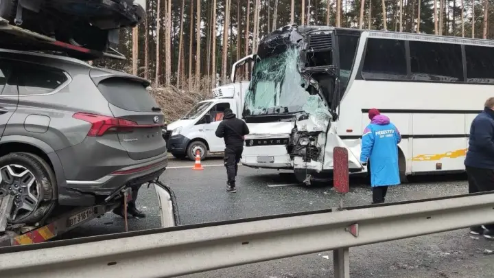Школьный автобус из Челябинска гнал по гололёду — дети в больнице