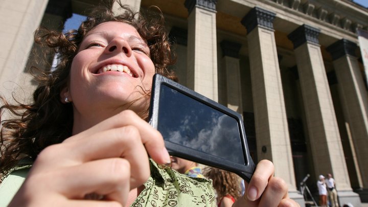 Фото затмения в Москве 25 октября: горожане публикуют свои снимки солнца