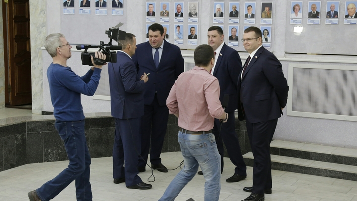 Иди отсюда на …! Саратовские депутаты передрались из-за бутылки воды