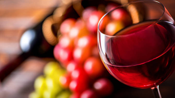 Язык в разводах, резь в желудке и головная боль: Как туристов в Сочи дурят с домашним вином