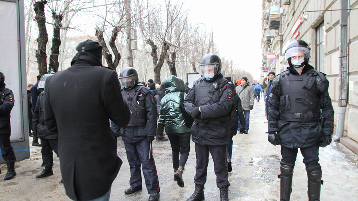 Сегодня бросают снежки - завтра коктейли Молотова: Как накажут митингующих - объяснил политолог