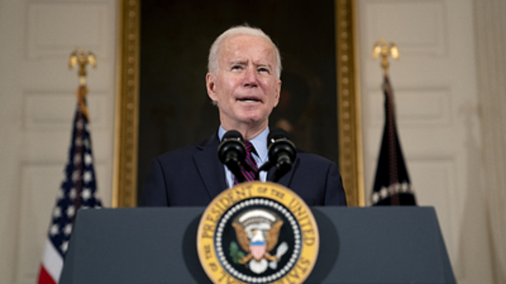 Байден надеется на цветные революции: Политолог дал прогноз по планам корпорации США