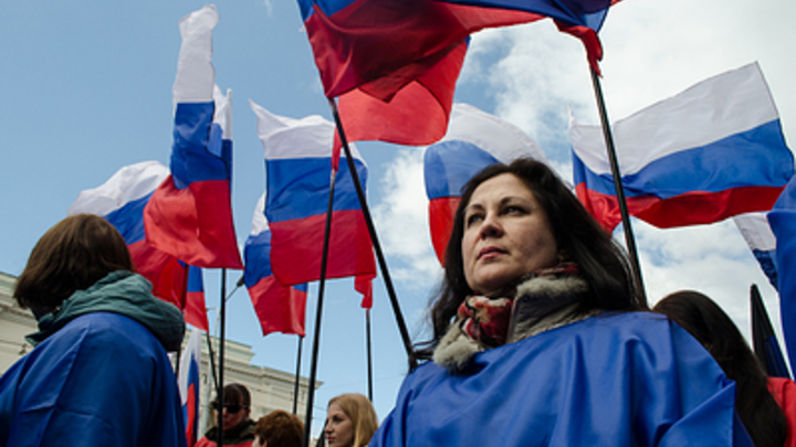 Церемония поднятия флага России введена с 25 апреля в колледжах и вузах Новосибирской области