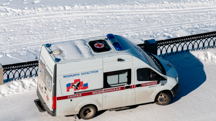 Машина снесла толпу подростков у колледжа в Хакасии: Переломы серьёзные