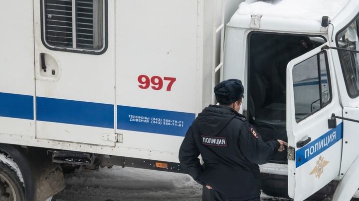 Девочку-подростка подозревают в поджоге служебной машины ГАИ в Петербурге