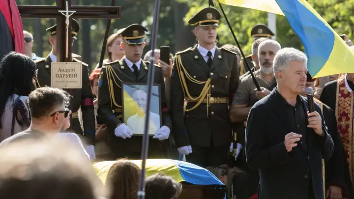 С детства ненавидел: шоу на похоронах коменданта Майдана - на прощание Парубию сказали пару ласковых