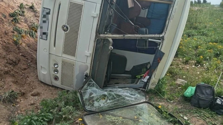 В Поморье перевернулся автобус с 18 пассажирами