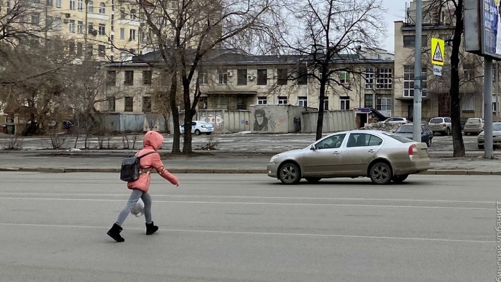 Могут погибнуть дети: в центре Челябинска стерли удобный пешеходный переход