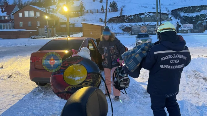 Ледяной плен: челябинские спасатели эвакуировали замерзающих детей с острова Веры