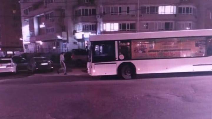 В Ростове автобус №83 с пассажирами врезался в легковой автомобиль
