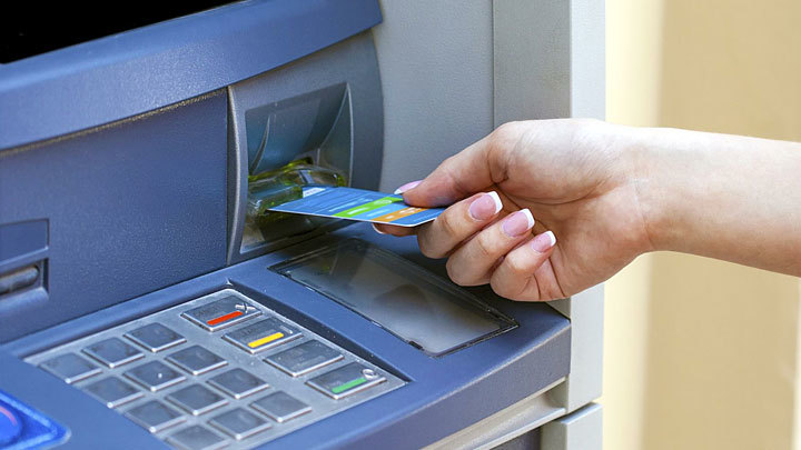 Не трогайте руками забытые карты: На что рассчитывают мошенники у банкоматов