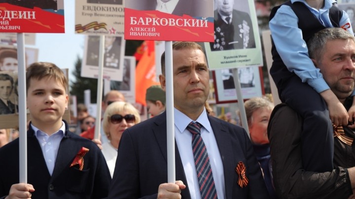 Губернатор Курганской области вместе с сыном встал в строй Бессмертного полка