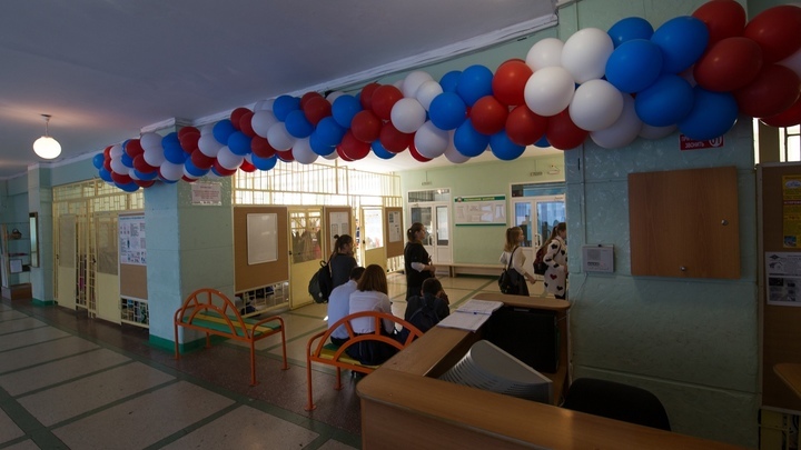 Ночевали возле школы: в Челябинске началась запись первоклассников