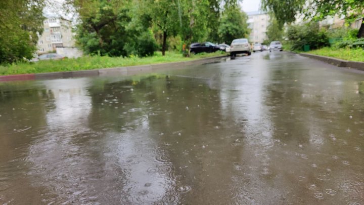 В Кемерове оживленный перекресток после ливня превратился в море