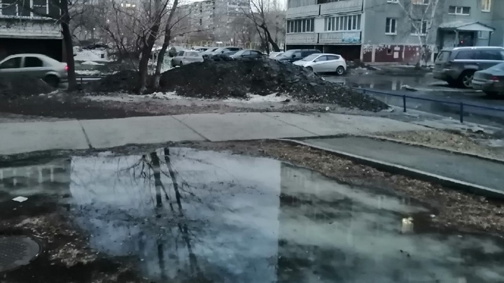 На Северо-Западе Челябинска образовалась огромная дыра в асфальте