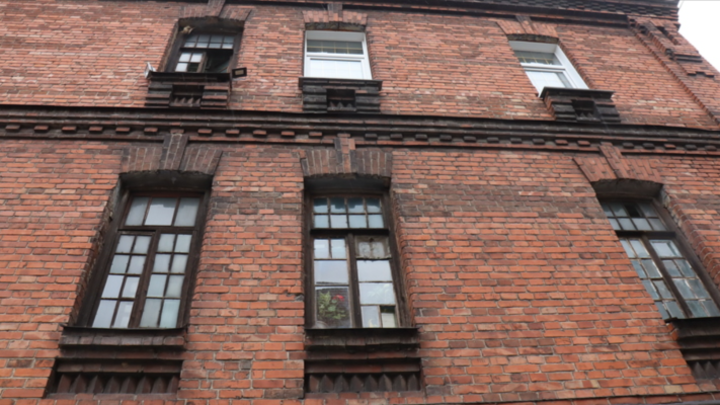 В Новосибирске горело историческое здание военного городка