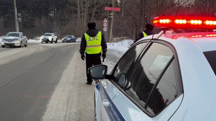 В ДТП с иномаркой и грузовиком в Новокузнецке пострадали два человека