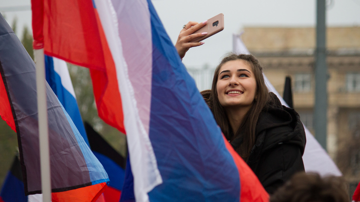 День флага России в Москве: праздничная программа и время салюта