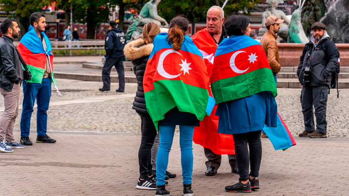 Боролись с набегами русских, героически служили в СС. Какой истории учат детей в Азербайджане