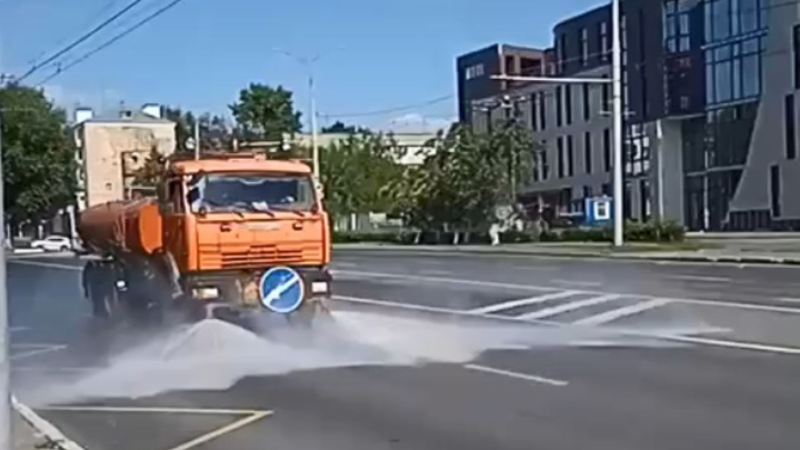 Во Владимире из-за жары выпустили на улицы поливальные машины: толку от них ноль