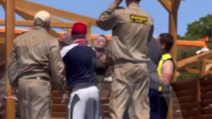 Между сотрудниками одного из сочинских пляжей завязалась драка