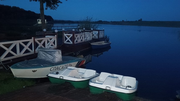 Две сестры впали в кому после катания на водной ватрушке в Алтайском крае