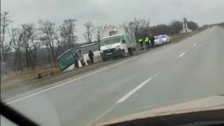 Рейсовый автобус с десятками пассажиров слетел в кювет в Ростовской области