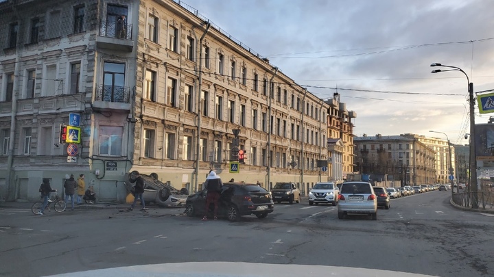 В Петербурге пешеход чудом увернулся от «Хендэ», вылетевшей на тротуар после столкновения