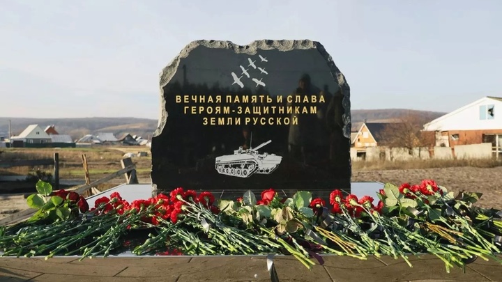 Украинские националисты атаковали дроном памятник погибшим русским танкистам под Белгородом