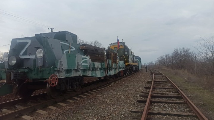Россия на бронепоезде вывезла иностранцев из Херсонской области: уникальные фото