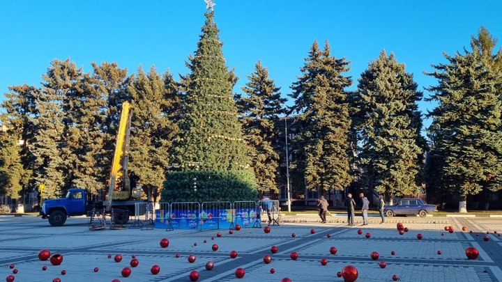 Глава Ленинградского района раскритиковал внешний вид ёлки на главной площади