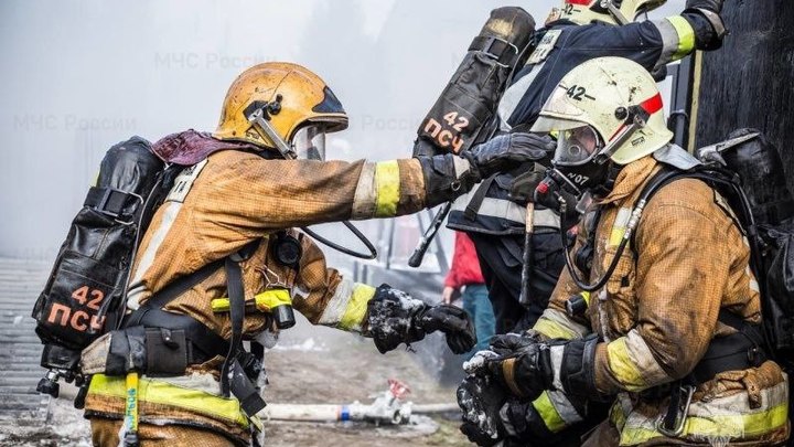 Тела четырех человек нашли на большом пожаре дома в Якутске