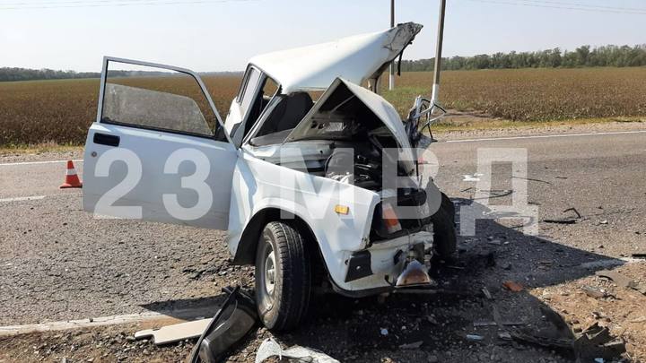 В Брюховецком районе два человека погибли при столкновении легковушки с внедорожником