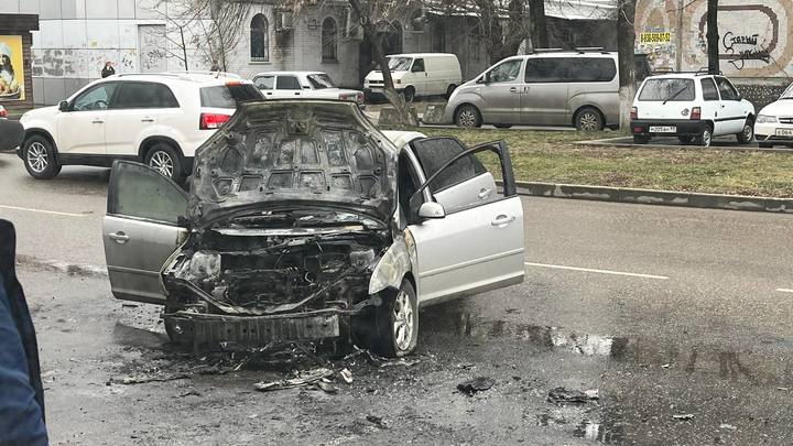 В Краснодаре на улице Шевченко сгорел Форд