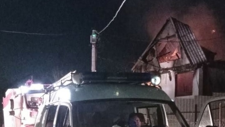 В Сочи ночью из-за замкнувшей электропроводки загорелся двухэтажный частный дом