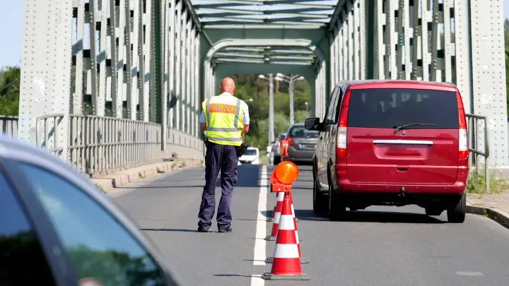 Пауки в банке. Польша отгораживается от соседей вслед за ФРГ: Погранконтроль возвращается на границы с Германией и Литвой
