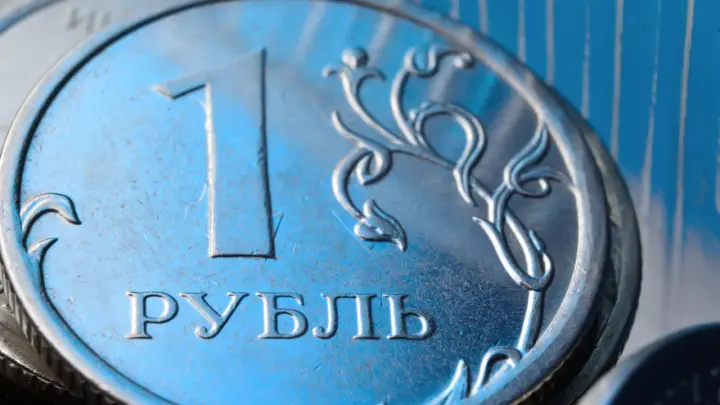 Finam: рубль слабеет, у рынка нет сил для роста