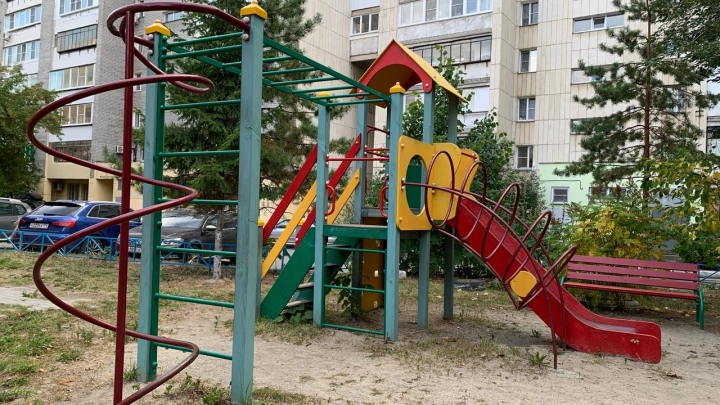 Кровь на качелях: мигрантов выселяют из ЖК за ритуальный забой барана